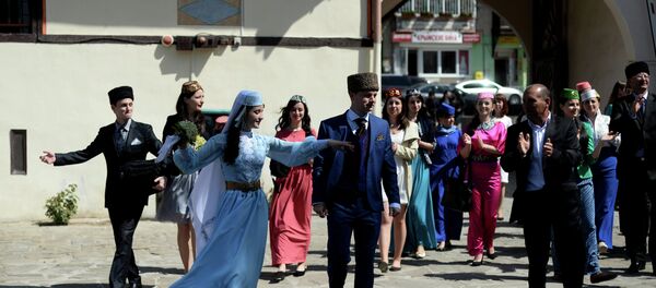 Crimean Tatars perform ethnic dances during a wedding at the Khansarai Khans' Palace, part of the Bakhchisarai Historical Cultural Reserve in the southern Crimea Crimean Tatars perform ethnic dances during a wedding at the Khansarai Khans' Palace, part of the Bakhchisarai Historical Cultural Reserve in the southern Crimea - Sputnik Afrique