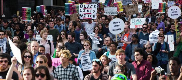 Protestors march Wednesday, April 29, 2015, in Baltimore. - Sputnik Afrique