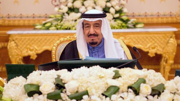 A handout picture released by the Saudi Press Agency (SPA) on February 2, 2015 shows Saudi new King Salman bin Abdulaziz chairing the cabinet meeting in the capital, Riyadh - Sputnik Afrique