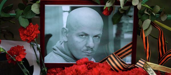 Flowers and candles laid at the Ukraine Embassy in Moscow in memory of journalist Oles Buzina killed in Kiev Flowers and candles laid at the Ukraine Embassy in Moscow in memory of journalist Oles Buzina killed in Kiev - Sputnik Afrique