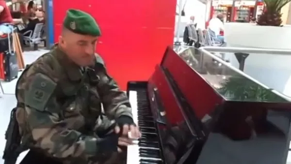 Soldat et musicien, il épate la galerie ! - Sputnik Afrique