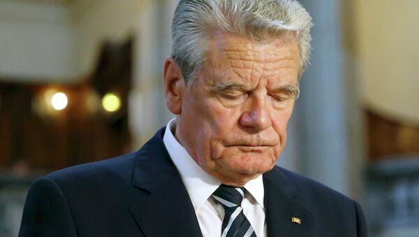 German President Joachim Gauck prays during an Ecumenical service marking the 100th anniversary of the mass killings of 1.5 million Armenians by Ottoman Turkish forces, at the cathedral in Berlin April 23, 2015 - Sputnik Afrique