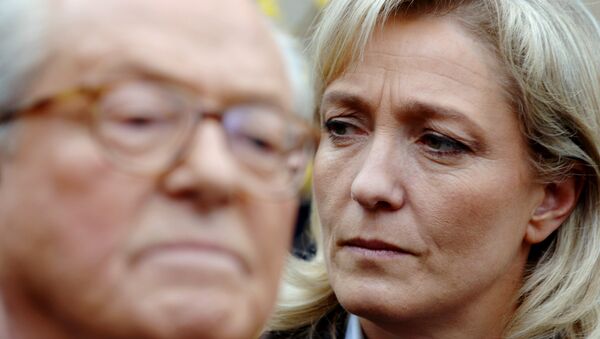 Marine Le Pen et  son père Jean-Marie Le Pen - Sputnik Afrique