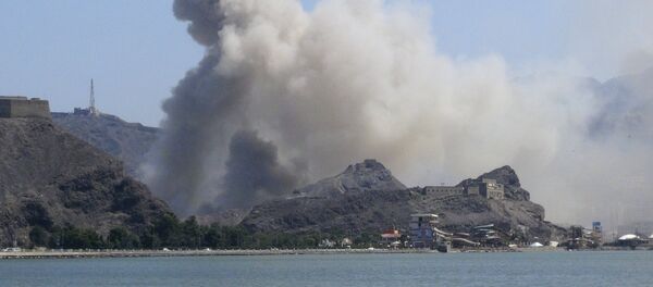 Smoke rises from an arms depot at the Jabal Hadeed military compound in Yemen's southern port city of Aden - Sputnik Afrique