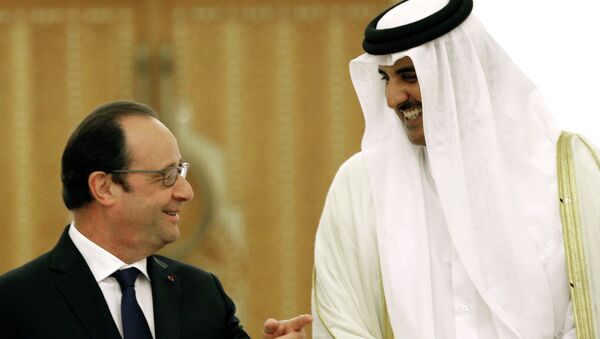French President Francois Hollande (L) talks with by Qatar's Emir Sheikh Tamim bin Hamad Al-Thani at the Diwan Palace in Doha, Qatar May 4, 2015 - Sputnik Afrique