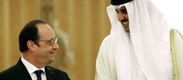 French President Francois Hollande (L) talks with by Qatar's Emir Sheikh Tamim bin Hamad Al-Thani at the Diwan Palace in Doha, Qatar May 4, 2015 - Sputnik Afrique