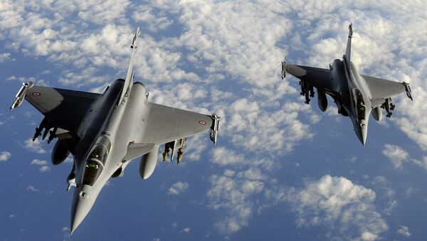 French Rafale jets fighters from the Istres military air base approache an airborne Boeing C-135 refuelling tanker aircraft (not pictured) on March 30, 2011 - Sputnik Afrique