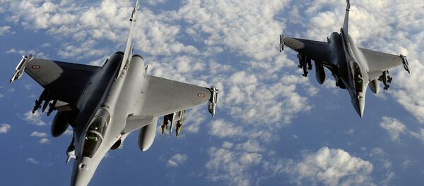 French Rafale jets fighters from the Istres military air base approache an airborne Boeing C-135 refuelling tanker aircraft (not pictured) on March 30, 2011 - Sputnik Afrique