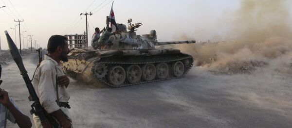 Members of the Southern Resistance Committees man a tank during clashes with Houthi fighters in Yemen's southern city of Aden April 23, 2015 - Sputnik Afrique