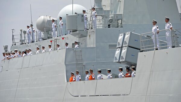 Crew members of Chinese Navy stand guard on the deck of Chinese navy ship Wei Fang - Sputnik Afrique