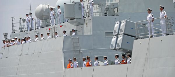 Crew members of Chinese Navy stand guard on the deck of Chinese navy ship Wei Fang - Sputnik Afrique