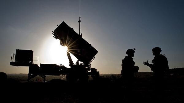 U.S. Soldiers with the 3rd Battalion, 2nd Air Defense Artillery Regiment talk after a routine inspection of a Patriot missile battery at a Turkish military base in Gaziantep, Turkey, Feb. 26, 2013. - Sputnik Afrique