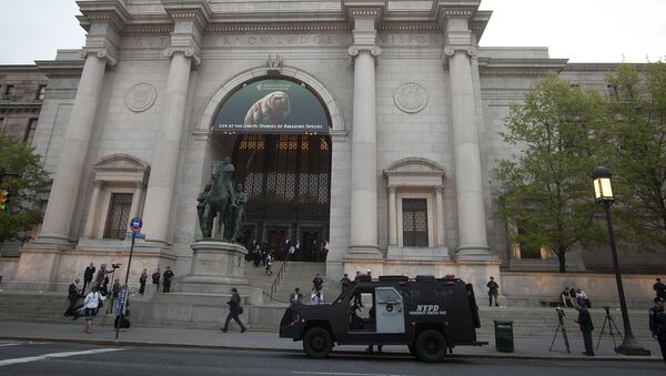 An NYPD armored vehicle sits outside the PEN Literary Awards at the American Museum of Natural History in New York,, May 5, 2015. - Sputnik Afrique