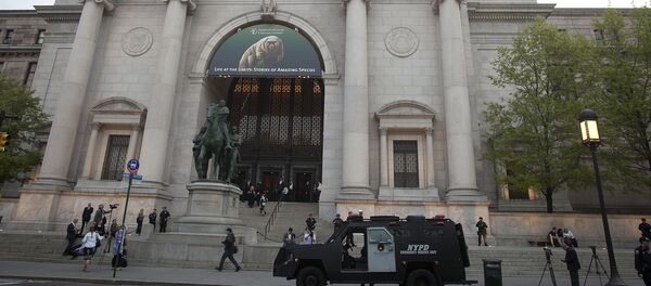 An NYPD armored vehicle sits outside the PEN Literary Awards at the American Museum of Natural History in New York,, May 5, 2015. - Sputnik Afrique