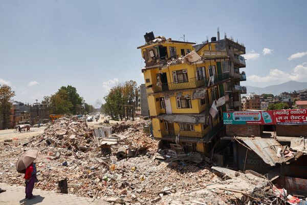 Népal: déblaiement des décombres et évacuation des victimes - Sputnik Afrique