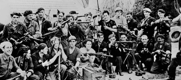 Un groupe de maquisards pose pour une photo avec armes et drapeau dans la cours d'une ferme en France, en un lieu indéterminé, durant l'été 1944, pendant la seconde Guerre mondiale. Un groupe de maquisards pose pour une photo avec armes et drapeau dans la cours d'une ferme en France, en un lieu indéterminé, durant l'été 1944, pendant la seconde Guerre mondiale. - Sputnik Afrique