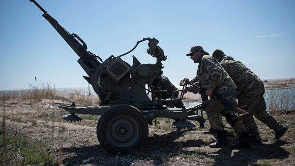 Ukrainian servicemen deploy a weapon at the beach of the Azov Sea in Shyrokyne, eastern Ukraine - Sputnik Afrique