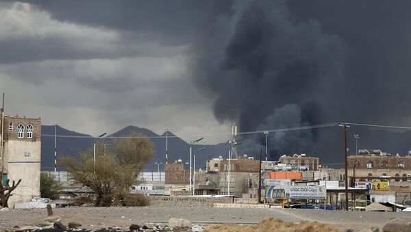 Smoke billows after an air strike hit the international airport of Yemen's capital Sanaa May 4, 2015 - Sputnik Afrique