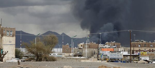 Smoke billows after an air strike hit the international airport of Yemen's capital Sanaa May 4, 2015 - Sputnik Afrique