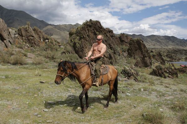 Vladimir Poutine pendant une randonnée équestre à torse nu Vladimir Poutine pendant une randonnée équestre à torse nu - Sputnik Afrique