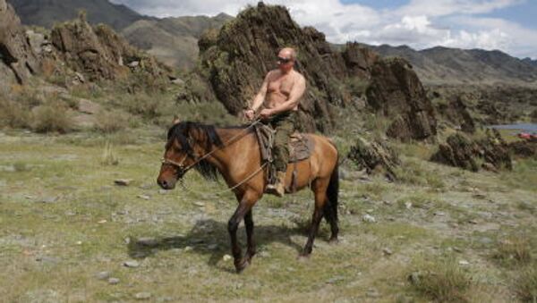 Vladimir Poutine pendant une randonnée équestre à torse nu - Sputnik Afrique