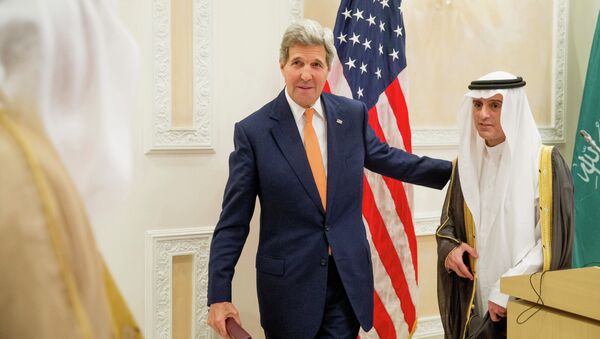 U.S. Secretary of State John Kerry, left, and Saudi Foreign Minister Adel al-Jubeir, right, leave after a joint news conference at Riyadh Air Base in Saudi Arabia, Thursday, May 7, 2015 - Sputnik Afrique