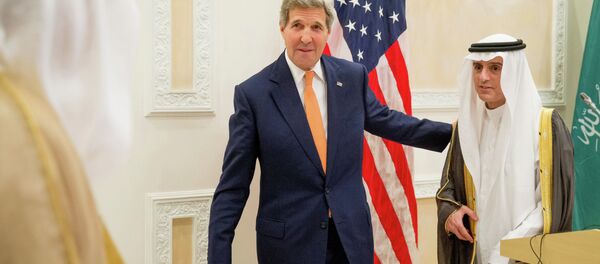 U.S. Secretary of State John Kerry, left, and Saudi Foreign Minister Adel al-Jubeir, right, leave after a joint news conference at Riyadh Air Base in Saudi Arabia, Thursday, May 7, 2015 - Sputnik Afrique