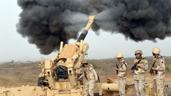 Саудовская армия артиллерийским огнем направляет снаряд в сторону Йемена с поста вблизи Саудовско-Йеменской границы - Sputnik Afrique