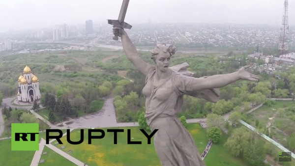 Monuments à la 2e GM: un drone survole La Mère-Patrie à Volgograd - Sputnik Afrique