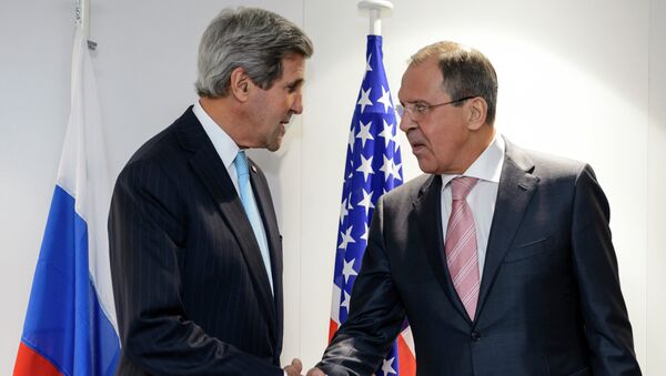US Secretary of State John Kerry (L) and Russian Foreign Minister Sergei Lavrov shake hands during a bilateral on the side line of an Organization for Security and Cooperation in Europe (OSCE) ministerial meeting on December 4, 2014 - Sputnik Afrique