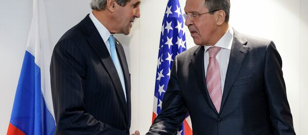 US Secretary of State John Kerry (L) and Russian Foreign Minister Sergei Lavrov shake hands during a bilateral on the side line of an Organization for Security and Cooperation in Europe (OSCE) ministerial meeting on December 4, 2014 US Secretary of State John Kerry (L) and Russian Foreign Minister Sergei Lavrov shake hands during a bilateral on the side line of an Organization for Security and Cooperation in Europe (OSCE) ministerial meeting on December 4, 2014 - Sputnik Afrique