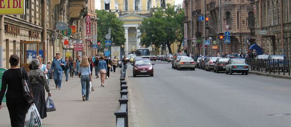 People walking along Liteiny Prospekt in St. Petersburg - Sputnik Afrique