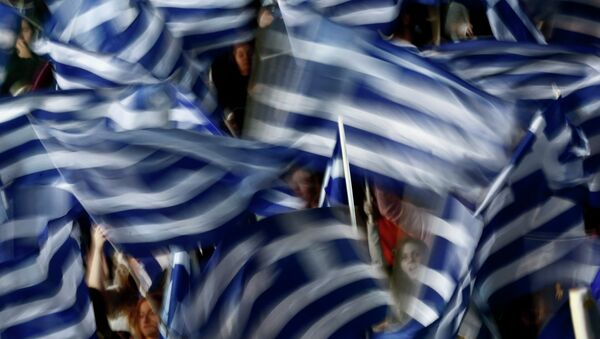 Supporters of Greece's Prime Minister Antonis Samaras wave Greek flags - Sputnik Afrique