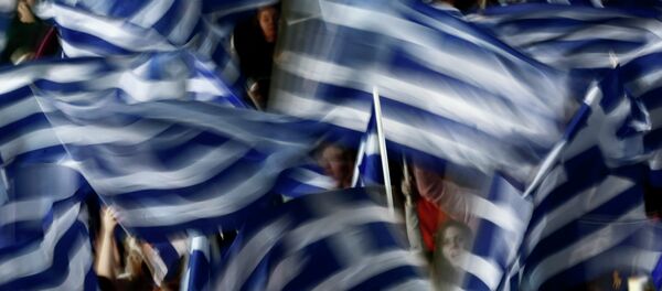 Supporters of Greece's Prime Minister Antonis Samaras wave Greek flags - Sputnik Afrique