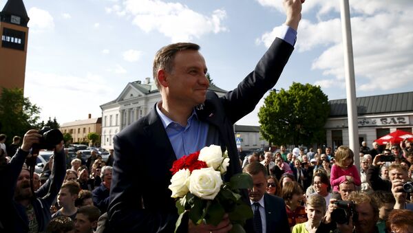 Andrzej Duda, candidate of the conservative opposition Law and Justice (PiS) party shows the victory sign during his election campaign, a day after the first round of the Polish presidential elections in Sochaczew, near Warsaw, Poland, May 11, 2015 - Sputnik Afrique