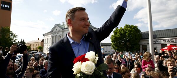 Andrzej Duda, candidate of the conservative opposition Law and Justice (PiS) party shows the victory sign during his election campaign, a day after the first round of the Polish presidential elections in Sochaczew, near Warsaw, Poland, May 11, 2015 - Sputnik Afrique