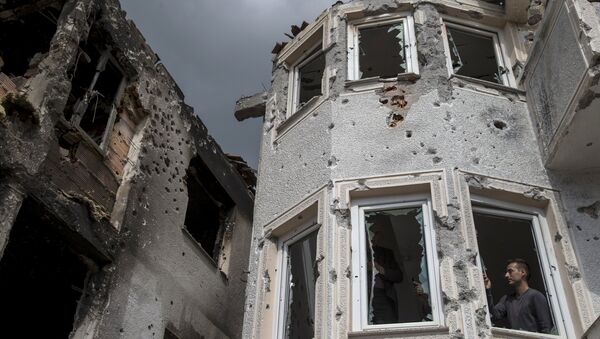 A man stands inside a destroyed house in Kumanovo, Macedonia, May 11, 2015 - Sputnik Afrique