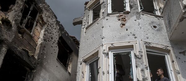 A man stands inside a destroyed house in Kumanovo, Macedonia, May 11, 2015 A man stands inside a destroyed house in Kumanovo, Macedonia, May 11, 2015 - Sputnik Afrique