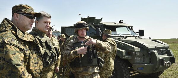Ukraine's President Petro Poroshenko (2nd L) listens to explanations as he inspects a military drill - Sputnik Afrique