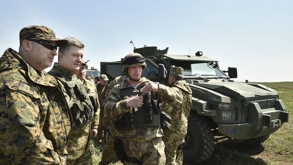 Ukraine's President Petro Poroshenko (2nd L) listens to explanations as he inspects a military drill - Sputnik Afrique