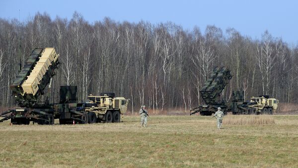 This picture taken on March 21, 2015 shows US troops from the 5th Battalion of the 7th Air Defense Regiment emplace a launching station of the Patriot air and missile defence system at a test range in Sochaczew, Poland - Sputnik Afrique