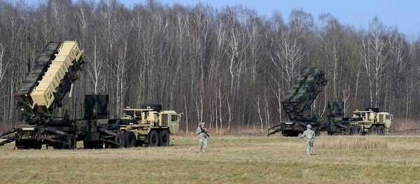 This picture taken on March 21, 2015 shows US troops from the 5th Battalion of the 7th Air Defense Regiment emplace a launching station of the Patriot air and missile defence system at a test range in Sochaczew, Poland - Sputnik Afrique