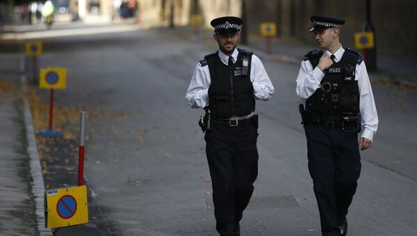 British police officers patrol the road leading to Kensington Palace - Sputnik Afrique