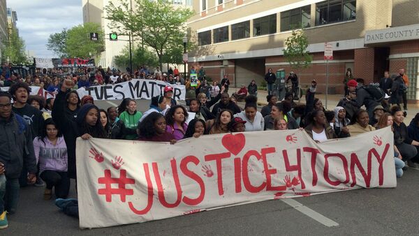 Protesters rally during a march after hearing the police officer who shot Tony Robinson would not be charged Tuesday, May 12, 2015, in Madison - Sputnik Afrique