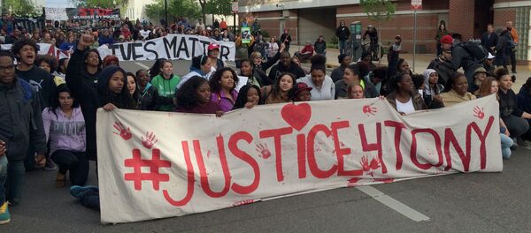 Protesters rally during a march after hearing the police officer who shot Tony Robinson would not be charged Tuesday, May 12, 2015, in Madison - Sputnik Afrique