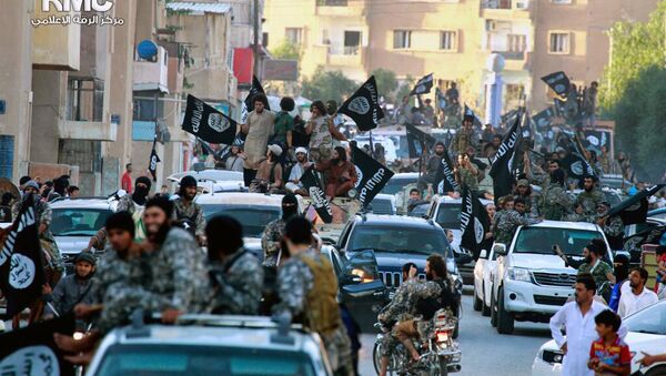 Fighters from the Islamic State group parade in Raqqa - Sputnik Afrique