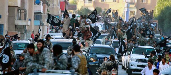 Fighters from the Islamic State group parade in Raqqa - Sputnik Afrique
