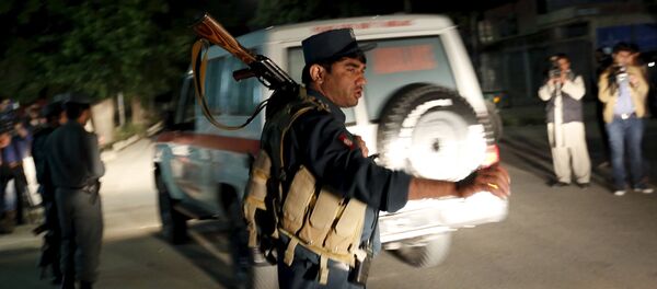 Afghan policeman stands guard at the site of an attack in Kabul, Afghanistan May 14, 2015 Afghan policeman stands guard at the site of an attack in Kabul, Afghanistan May 14, 2015 - Sputnik Afrique