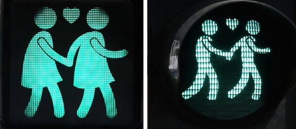 A combination of pictures taken on May 12, 2015 shows new traffic lights showing female (L) and male (R) same-sex couples in Vienna. - Sputnik Afrique