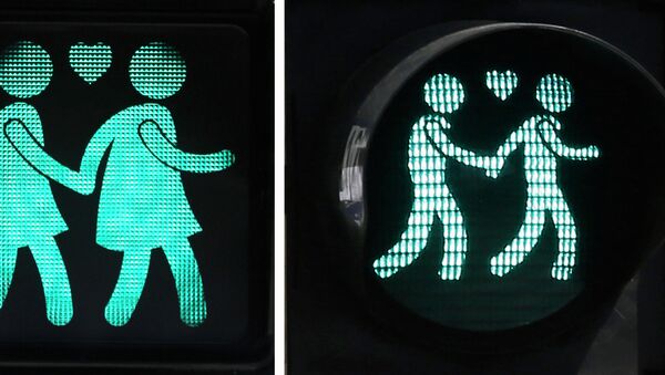 A combination of pictures taken on May 12, 2015 shows new traffic lights showing female (L) and male (R) same-sex couples in Vienna. - Sputnik Afrique